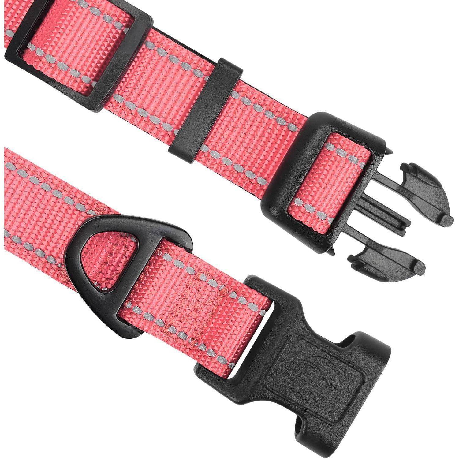 Ein rosa verstellbarer Hundehalsband mit einer schwarzen Plastikschnalle und einem D-Ring, versehen mit grauer Naht für zusätzliche Haltbarkeit.