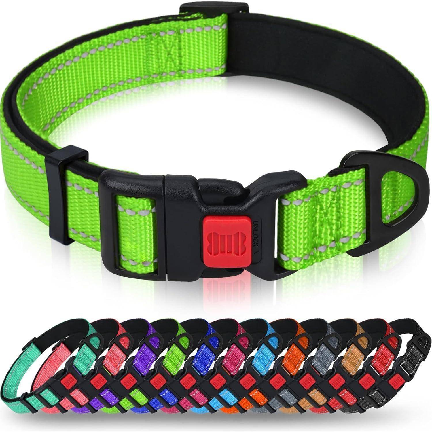 Ein grüner reflektierender Hundehalsband mit einer schwarzen Schnalle ist über einer Reihe von verschiedenfarbigen Halsbändern zu sehen, was auf mehrere Farboptionen hinweist.