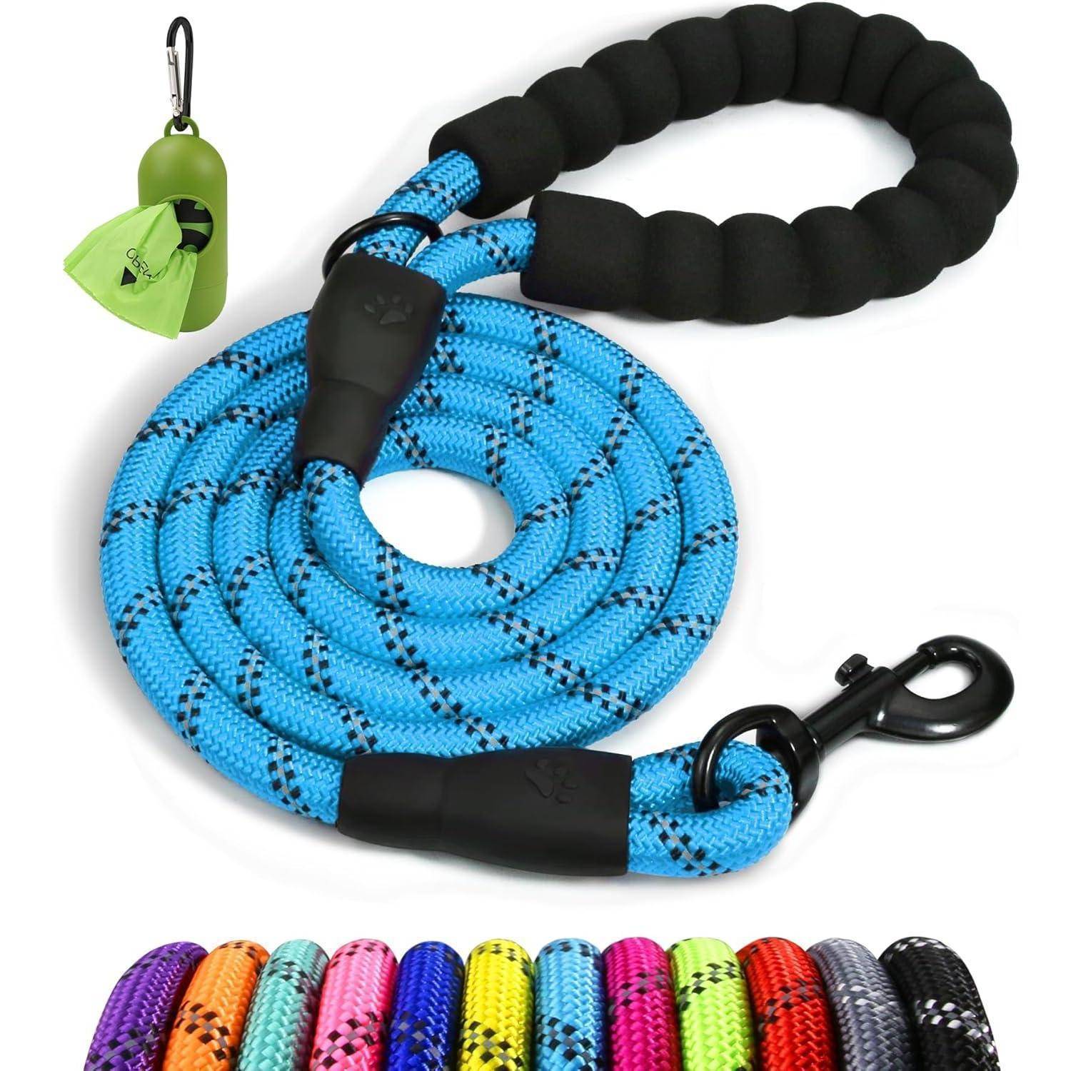 Blaue Hundeleine mit gepolstertem Griff und Metallkarabiner. Acht zusätzliche Farboptionen werden unten angezeigt. Eine grüne Tasche mit einem Clip ist in der oberen linken Ecke zu sehen.