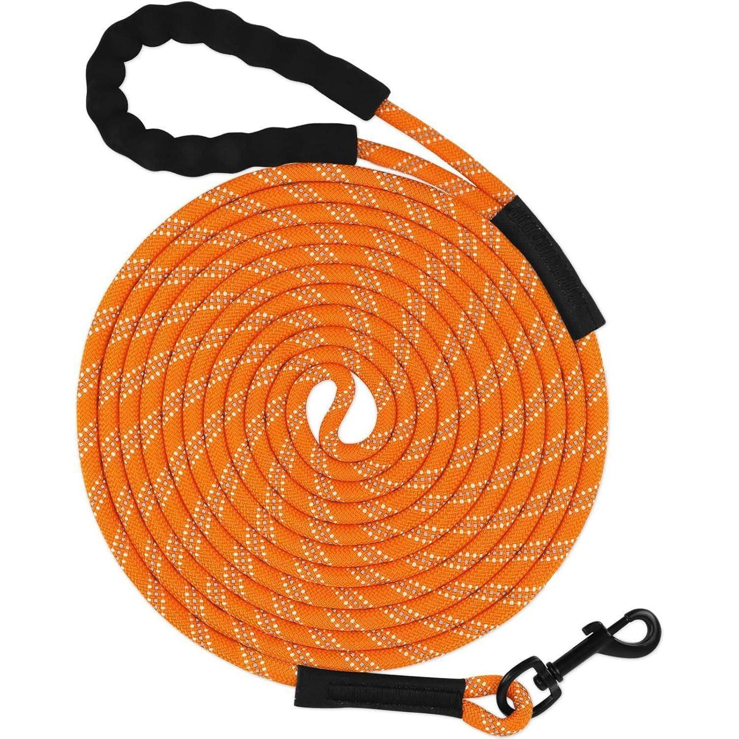 Eine orange und weiß gestreifte Hundeleine, ordentlich aufgewickelt mit einem schwarzen Griff und Karabiner.
