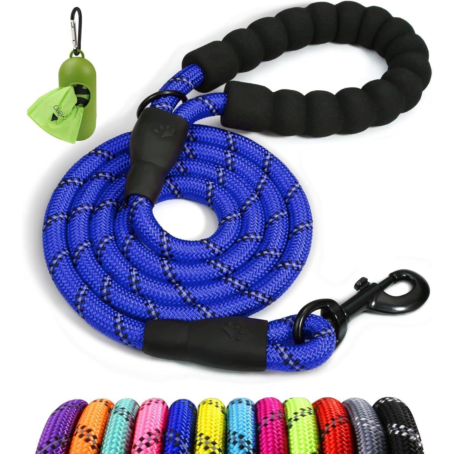 Eine aufgerollte blaue Hundeleine mit gepolstertem Griff und Metallclip wird präsentiert. Darüber ist ein grüner Kotbeutelhalter an einem Karabiner befestigt.