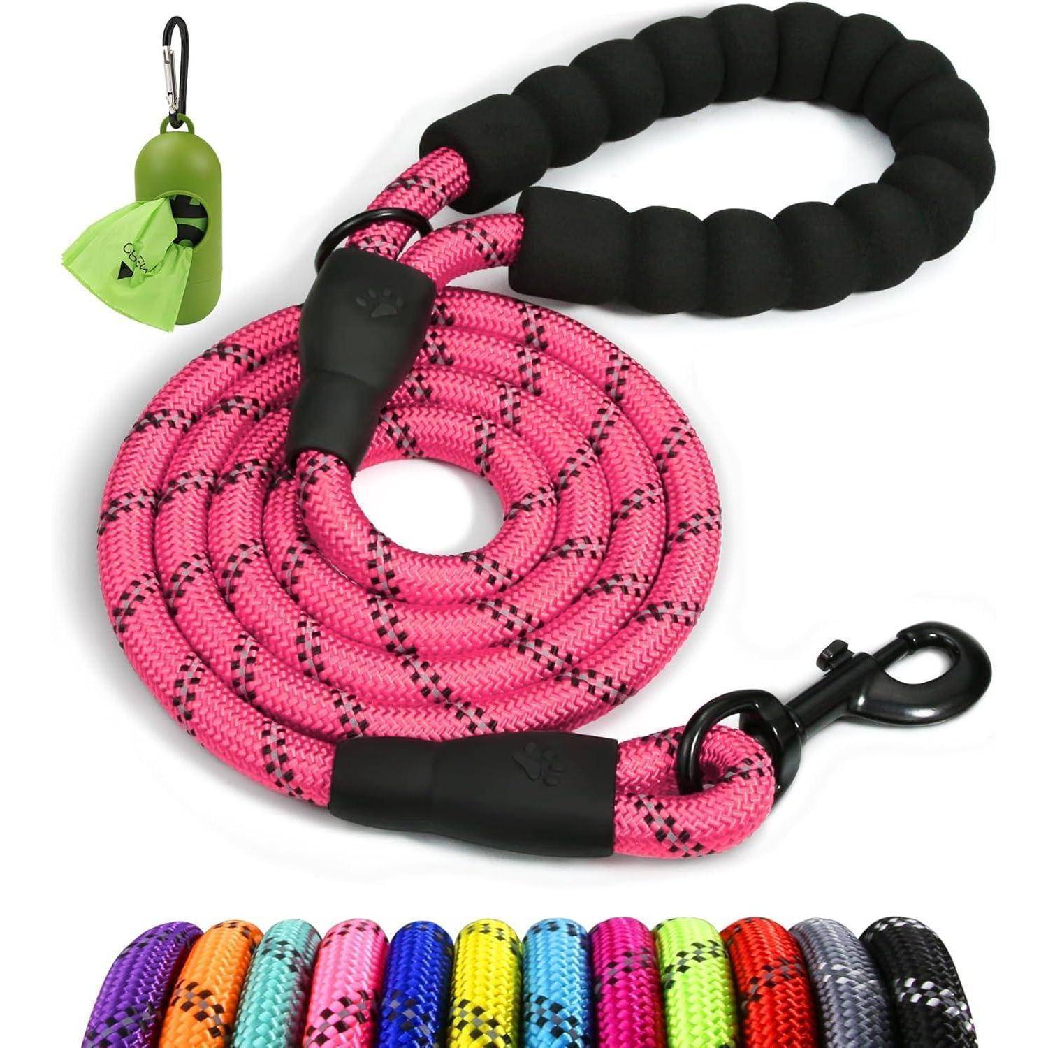 Eine rosa geflochtene Hundeleine mit gepolstertem Griff und Metallkarabiner, zusammen mit einem schwarzen Halter und verschiedenen Leinenfarben, die darunter präsentiert werden.
