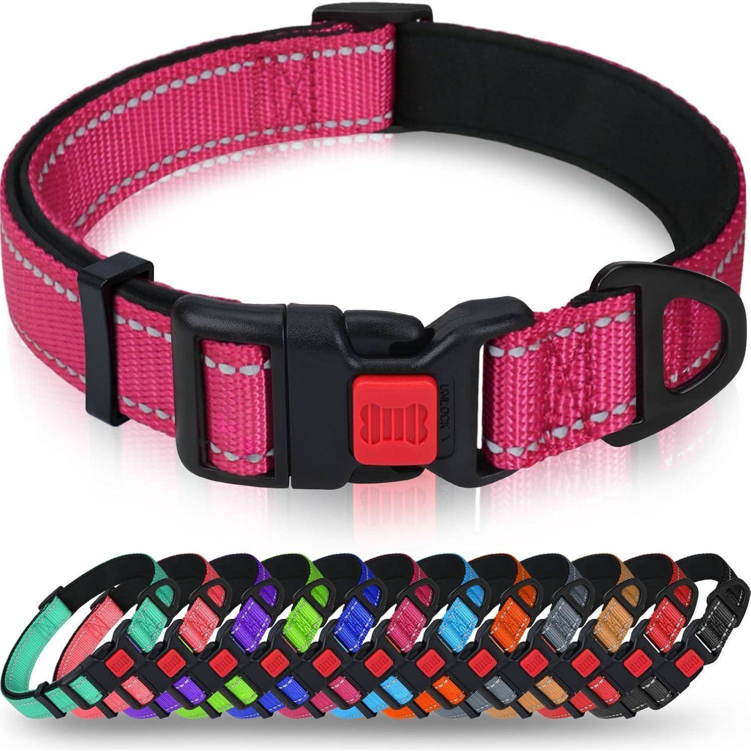Eine Sammlung von farbenfrohen Hundehalsबändern mit verstellbaren Riemen, die in verschiedenen Farben wie Rosa, Blau und Grün präsentiert werden.