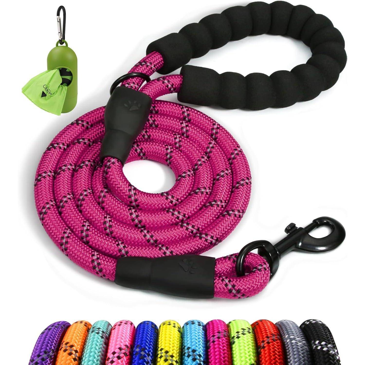 Eine rosa geflochtene Hundeleine mit gepolstertem Griff und schwarzem Karabiner. Verschiedene Leinenfarben werden unten angezeigt; ein grüner Kotbeutelhalter ist oben zu sehen.