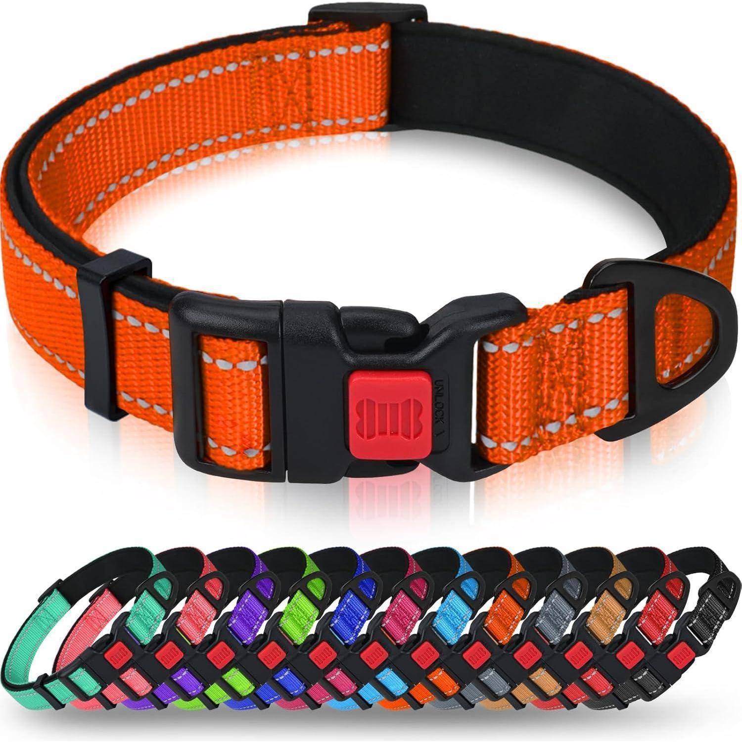 Eine Ansammlung von bunten Hundehalsbändern, mit einem auffälligen orangefarbenen Halsband im Vordergrund, die verschiedene Designoptionen und Befestigungsmethoden präsentiert.