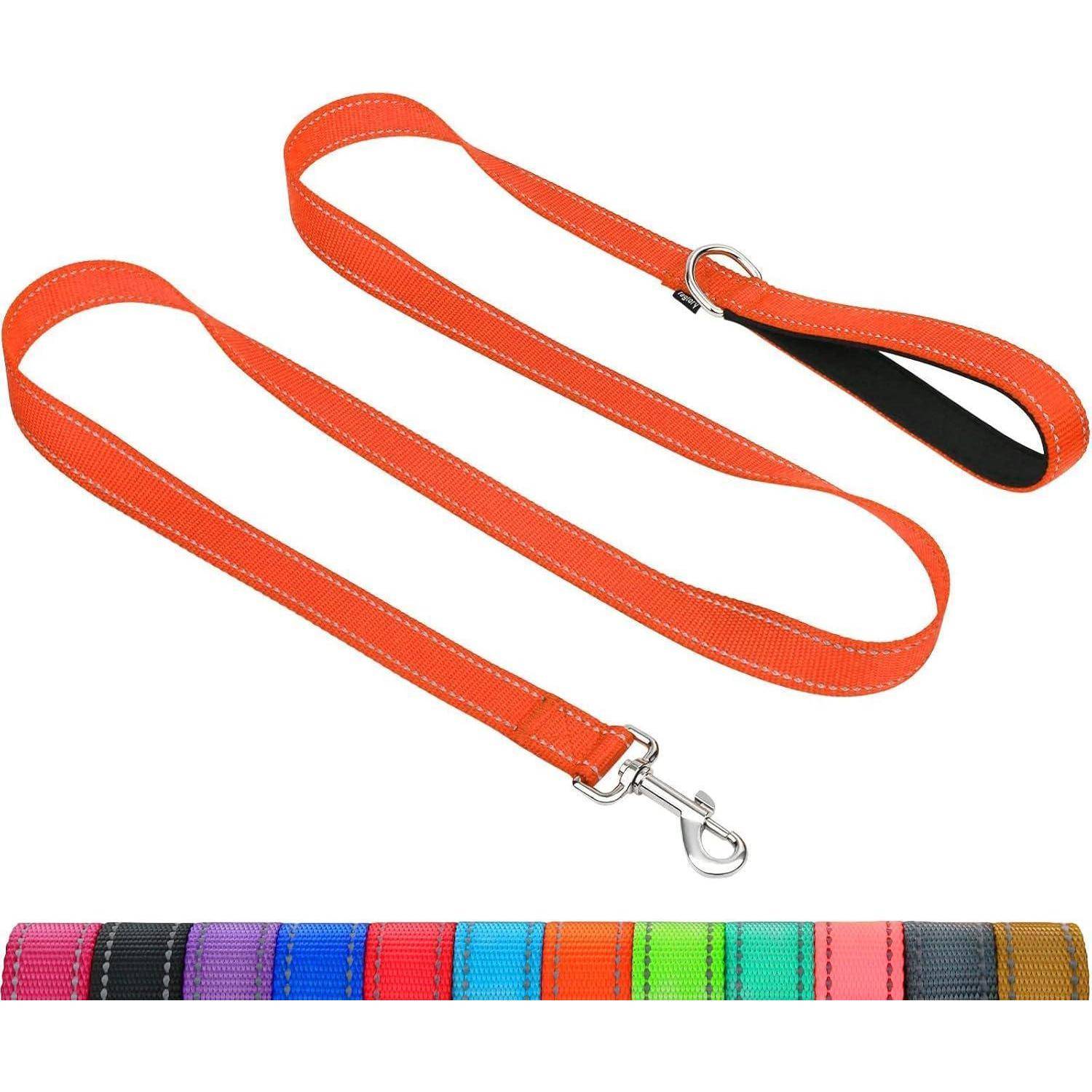 Orangefarbene Hundeleine mit einer Metallklemme, begleitet von Mustern in anderen Farben, darunter blau, rosa, grün und schwarz.