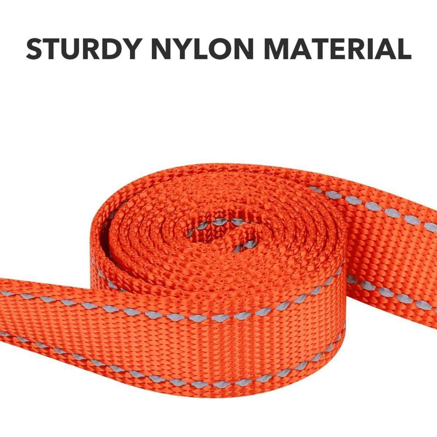 Orangefarbener Nylon-Gurt aufgerollt, mit blauen Nähten entlang der Kanten. Text liest sich: 'Robustes Nylonmaterial'.