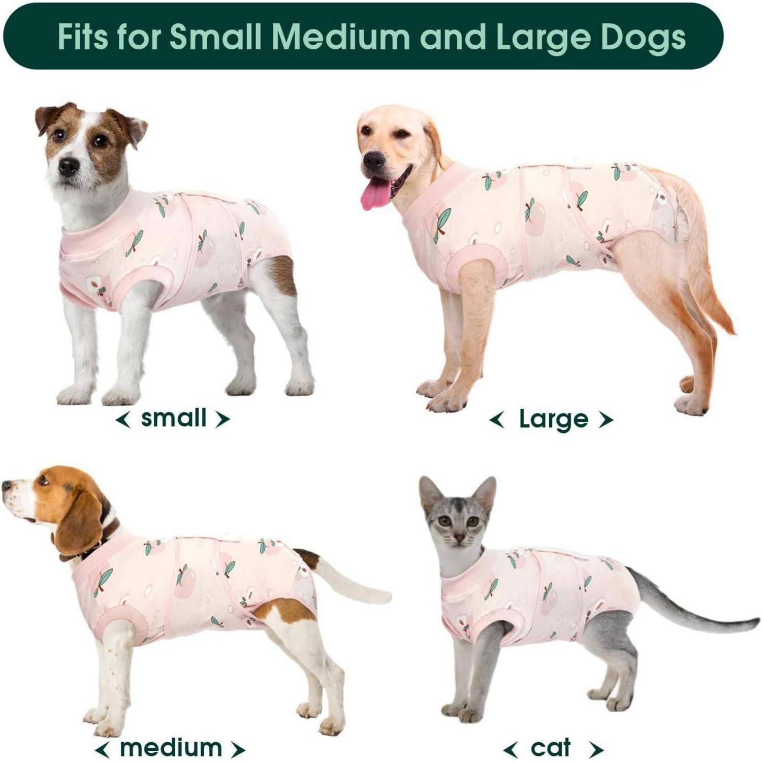 Passend für kleine, mittlere und große Hunde, dargestellt über Bildern von drei Hunden und einer Katze in rosa Pyjamas, gekennzeichnet als klein, mittel, groß und Katze.