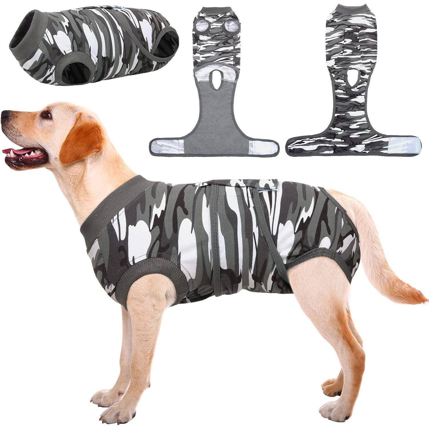 Ein Hund trägt einen tarnfarbenen Schutzanzug und steht seitlich. Darüber sind Ansichten des Anzugs in flach ausgestreckter Form zu sehen, die sein Design und seine Öffnungen zeigen.