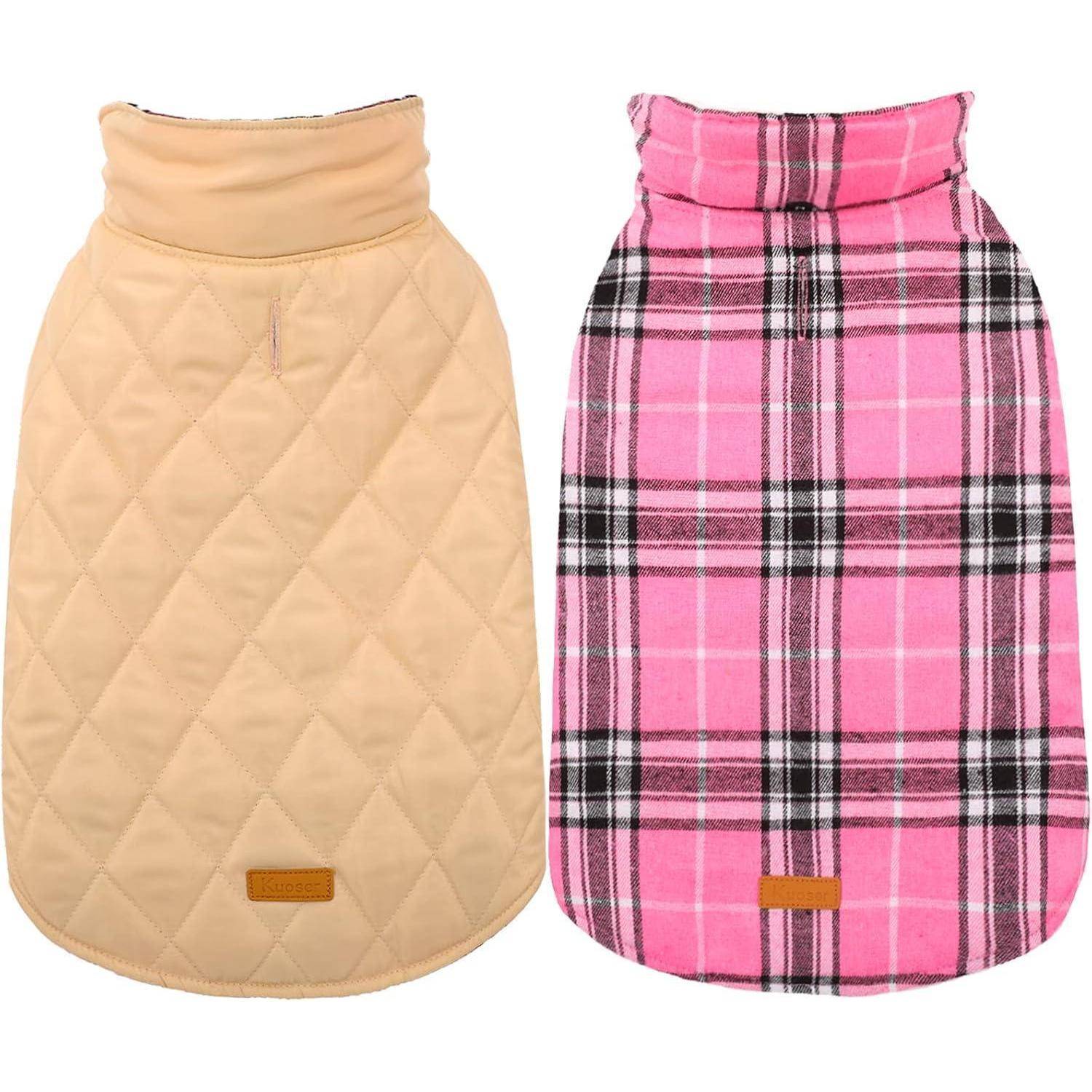 Zwei Hundemäntel: links ein beiger gesteppter Mantel, rechts ein rosa karierter Mantel. Beide haben einen hohen Kragen und ein Lederetikett nahe dem Saum.