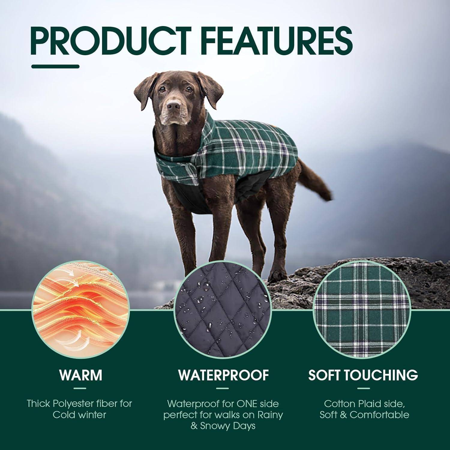 Hund trägt einen Mantel mit Karomuster und steht im Freien; Text hebt Produktmerkmale hervor: 'Warm, Wasserdicht, Weich zum Anfassen' für Spaziergänge bei Regen oder Schnee.