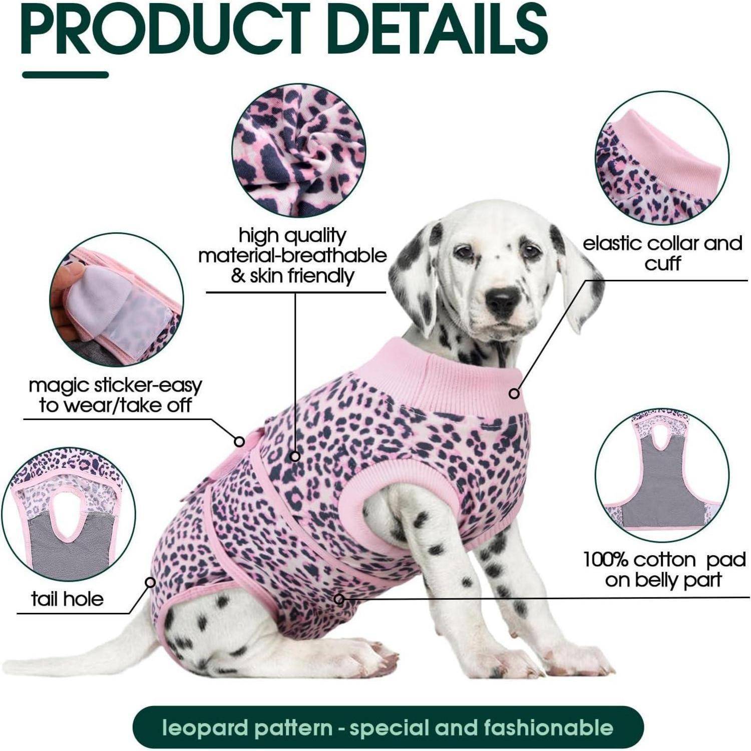 Ein Dalmatiner-Welpe präsentiert ein pinkes Leoparden-Druckoutfit. Anmerkungen heben Merkmale hervor: atmungsaktives Material, elastischer Kragen, Klettbefestigung, Bauchpolsterung und eine Aussparung für den Schwanz.