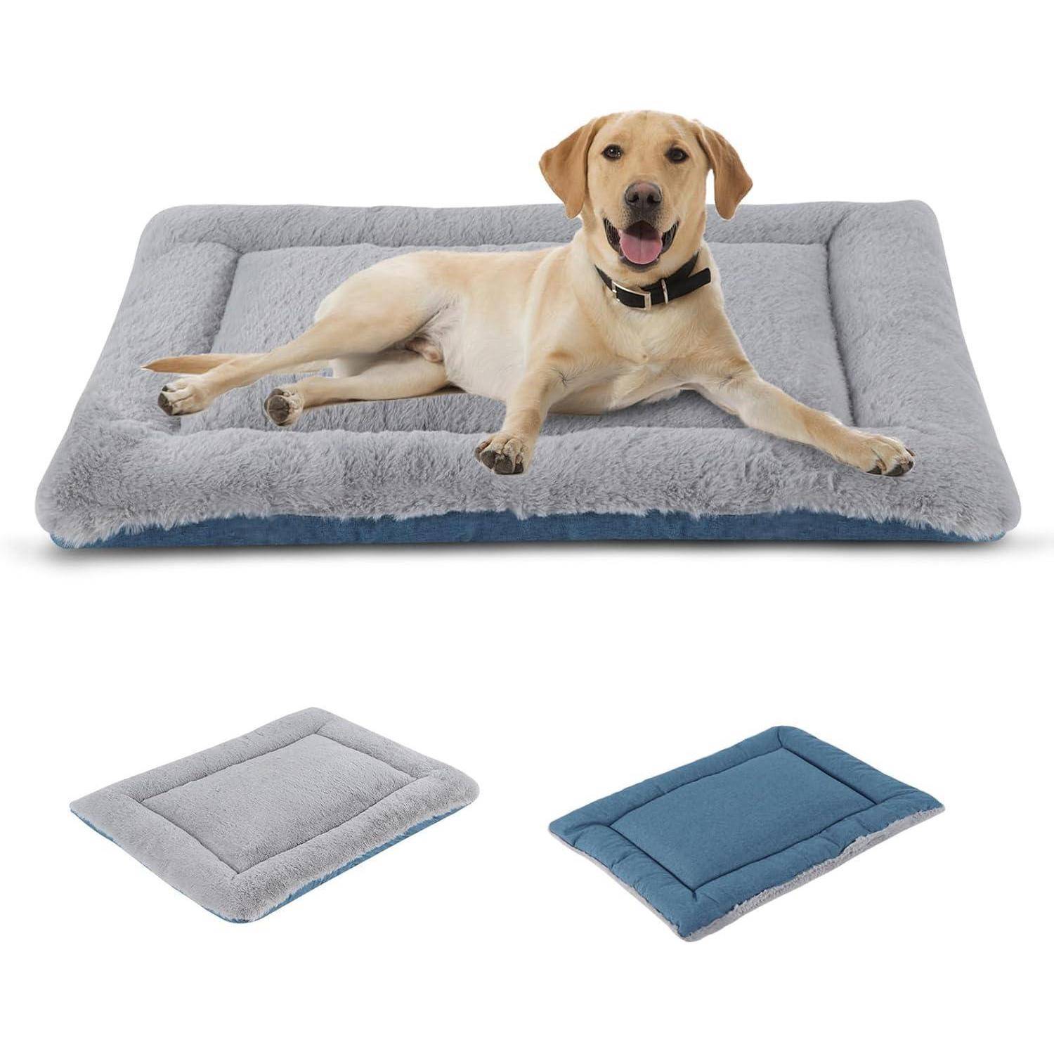 Ein Labrador Retriever liegt auf einem plüschigen, grauen Haustierbett. Darunter sind zwei gefaltete Haustierbetten, eines in Grau und eines in Blau, die die verfügbaren Farben präsentieren.
