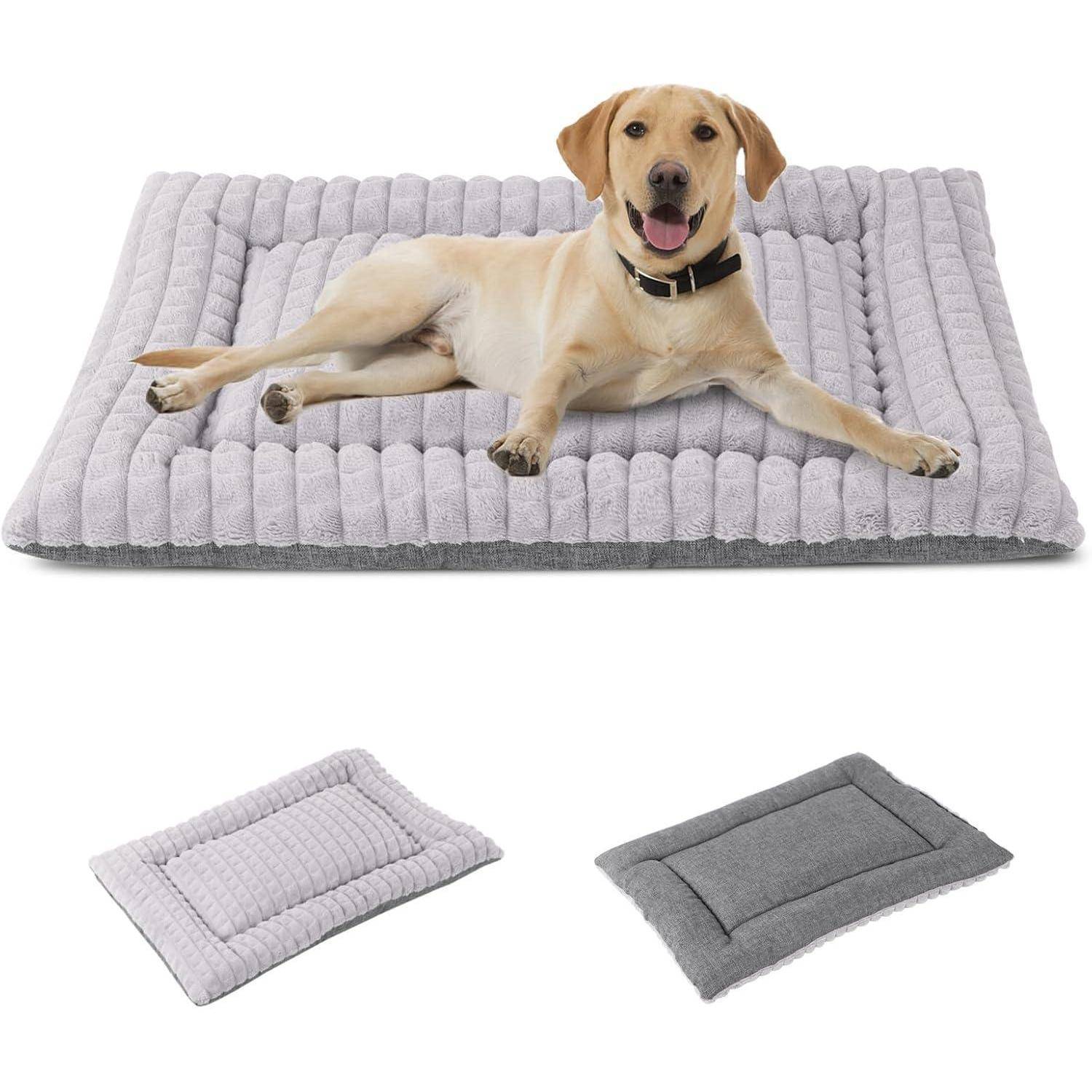 Ein gelber Labrador Retriever liegt auf einem grauen, gesteppten Haustierbett. Das Bild zeigt auch zwei Variationen des Bettes und hebt dabei sein Design hervor.