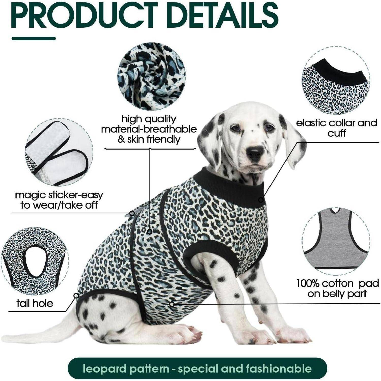 Dalmatiner-Welpe trägt ein Outfit mit Leopardenmuster. Textmerkmale hervorheben: atmungsaktives Material, elastischer Kragen und Manschetten, leicht zu verwendende Aufkleber, Baumwollpolster am Bauch, Aussparung für den Schwanz.