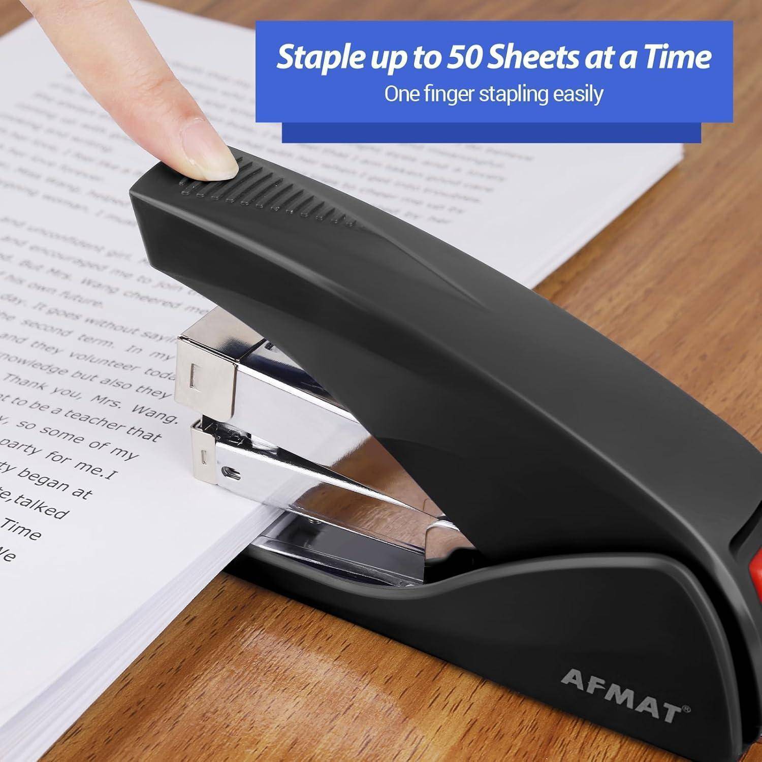 Eine Hand, die einen schwarzen AFMAT Hefter auf einem Stapel Papiere verwendet. Der Text liest sich: 