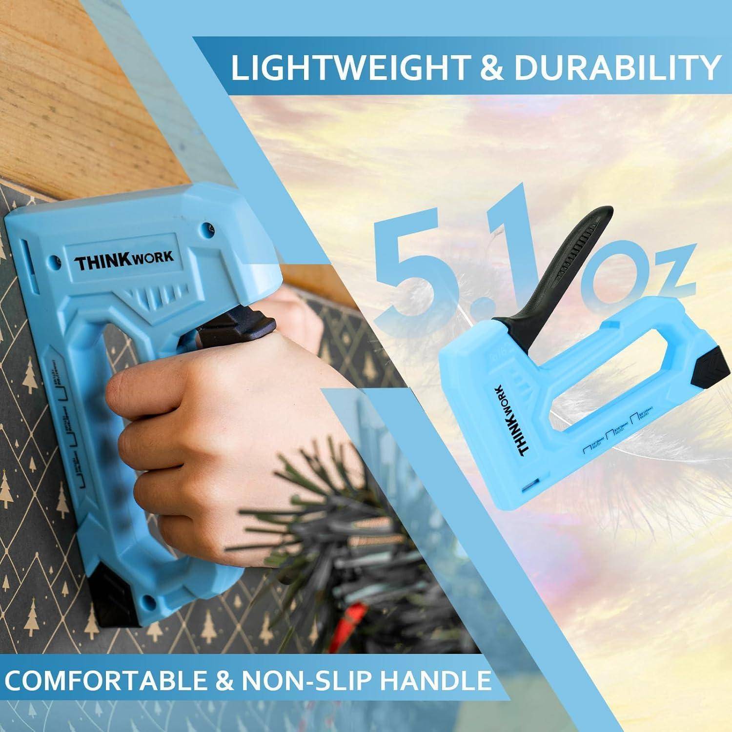 Eine Person, die eine blaue Tacker-Pistole der Marke 'THINKWORK' auf einer Holzoberfläche verwendet. Eine Detailansicht hebt den Tacker hervor, der 5,1 oz wiegt, mit einem Fokus auf seinem komfortablen, rutschfesten Griff.
