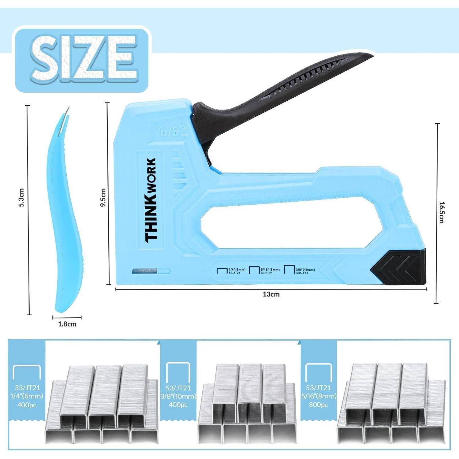 Eine blaue Heftpistole mit der Aufschrift 'THINKWORK' mit den Abmessungen: 13 cm Länge, 4,5 cm Höhe, 9,6 cm Breite, gezeigt mit drei Sätzen von Heftklammern.