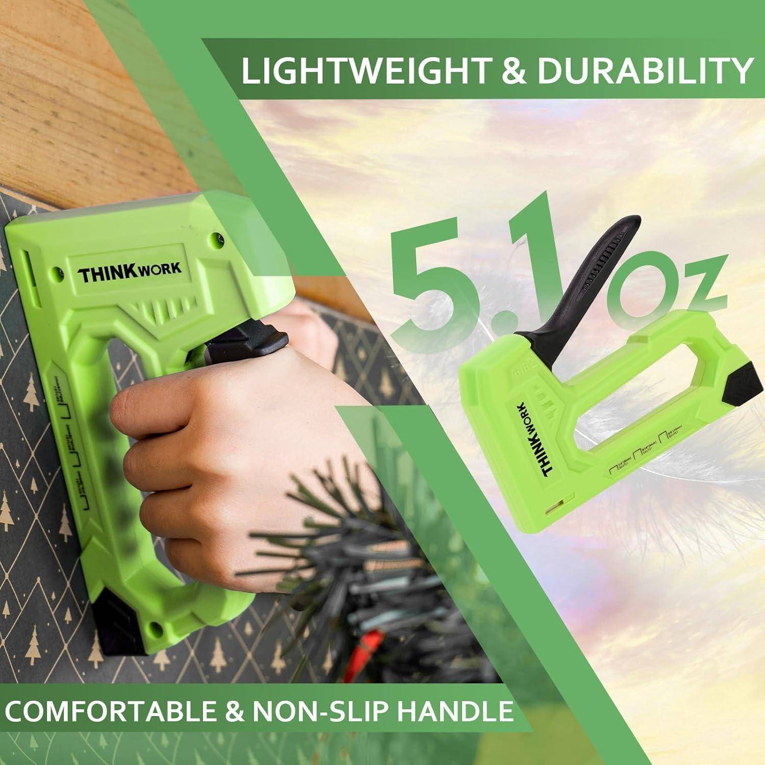 Eine Hand verwendet eine grüne Tacker-Pistole mit der Aufschrift 