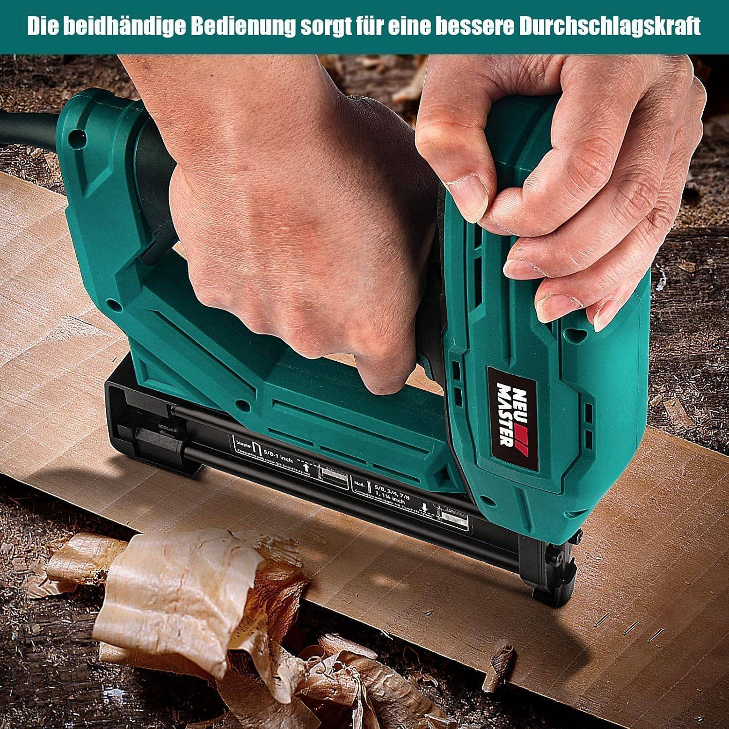 Hände, die einen blau-grünen elektrischen Tacker benutzen, um braunes Papier an Holz zu befestigen. Text oben liest sich: 'Die beidhändige Bedienung sorgt für eine bessere Durchschlagskraft.