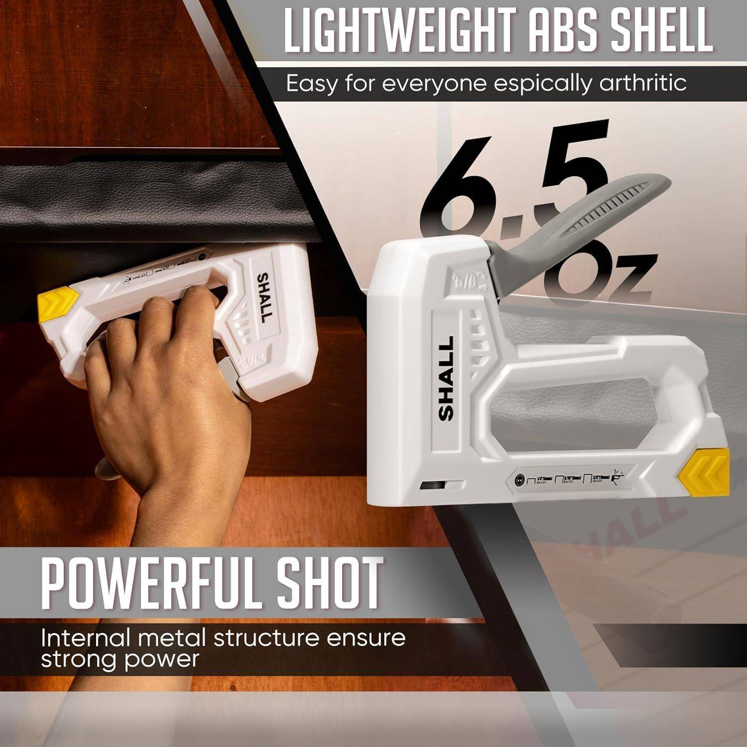 Eine Hand hält eine Handtacker mit der Beschriftung 