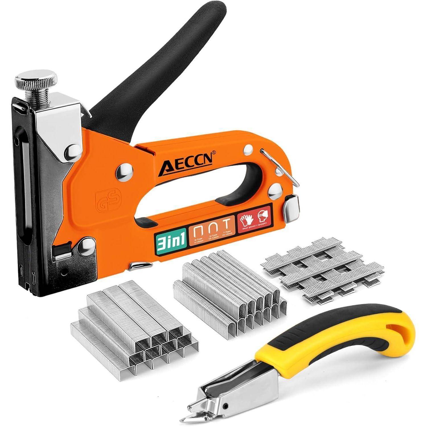 Eine orangefarbene und schwarze Tacker mit einem kantigen Griff wird neben Stapeln von Metallklammern und einem gelben Universalmesser präsentiert.