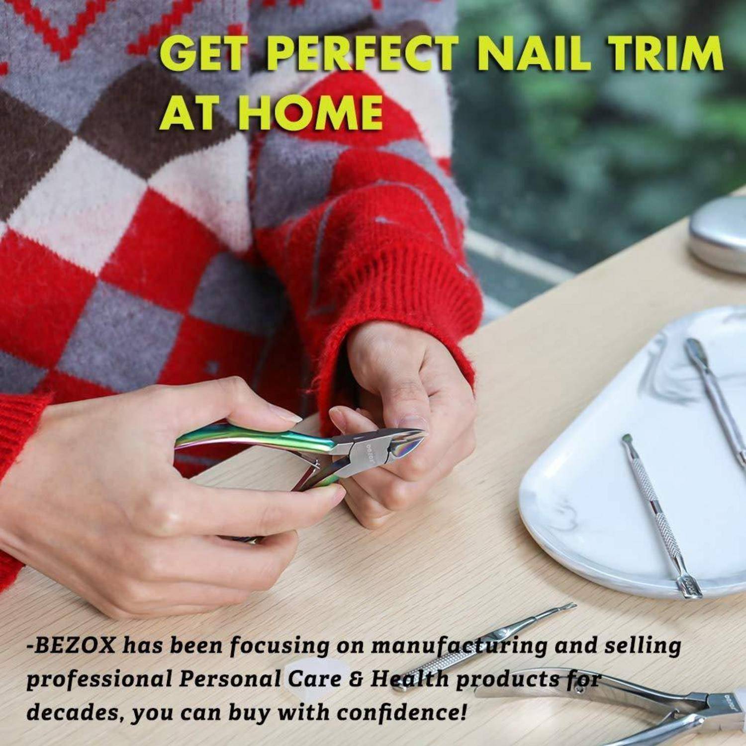 Eine Person benutzt Nagelschneider in der Nähe eines Tisches mit Pflegeutensilien. Text lautet: „Perfekte Nagelpflege ganz einfach zu Hause.