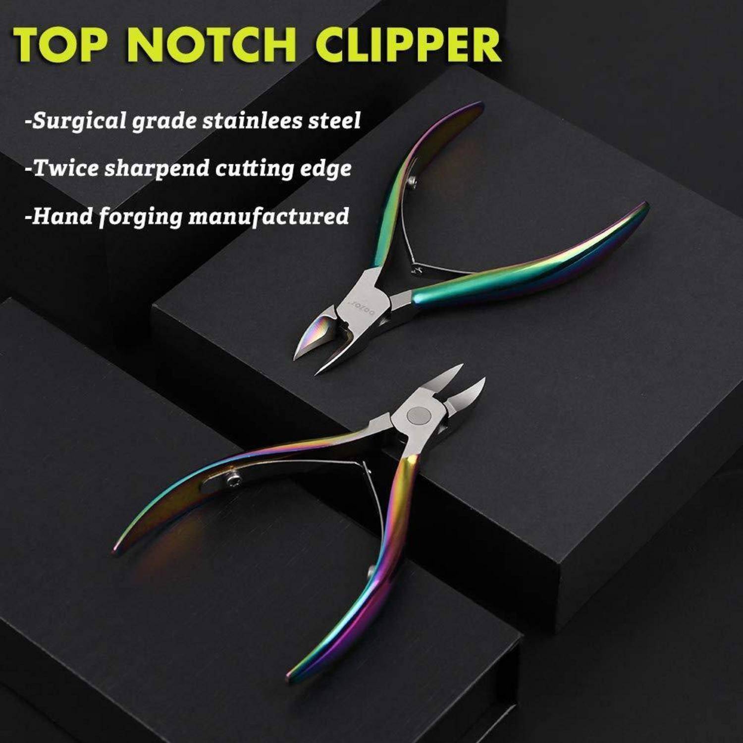 Nagelknipser mit metallischer Beschichtung auf einer schwarzen Oberfläche, beschriftet mit 'Top Notch Clipper'. Merkmale umfassen chirurgischen Stahl, scharfe Kante und Schmiedehandwerk.