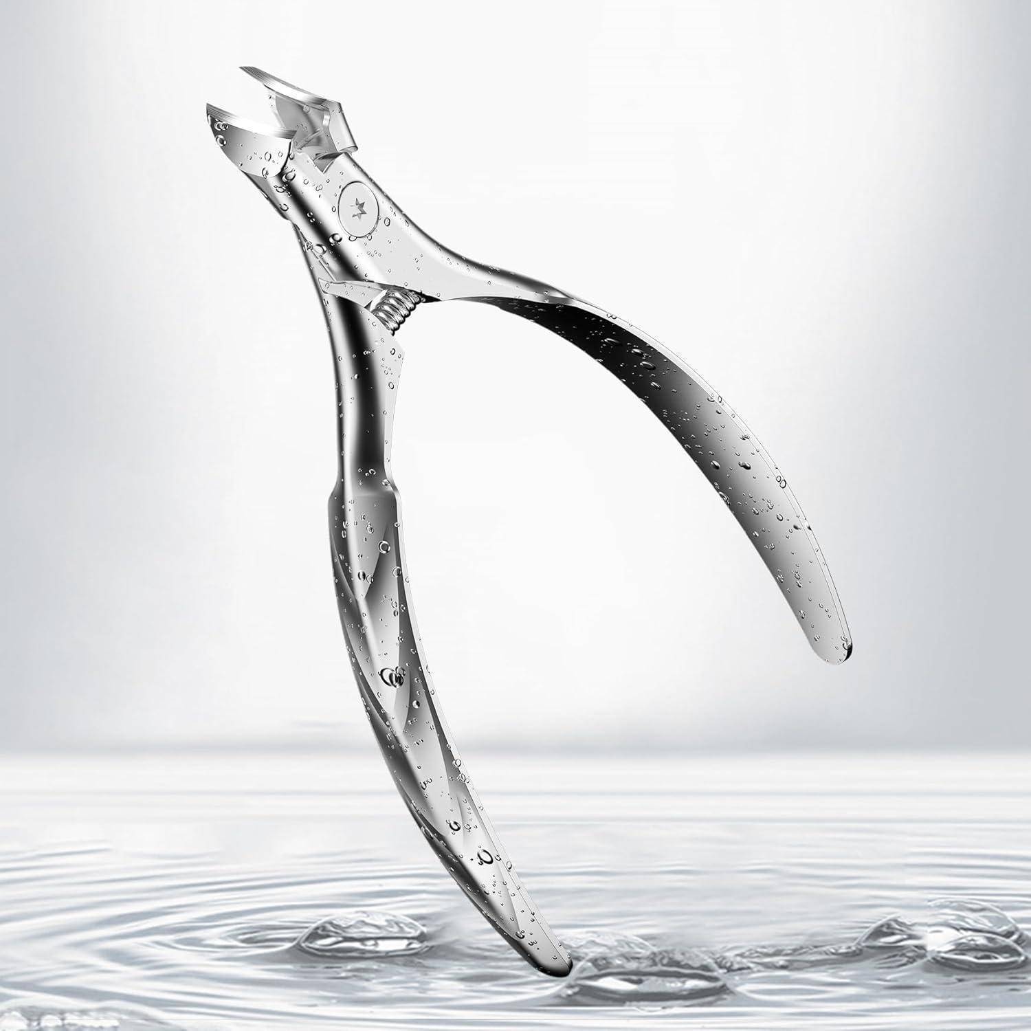 Ein glänzender Metallnagelschneider steht aufrecht mit einer Spiegelung in gewelltem Wasser vor einem einfarbigen Hintergrund.