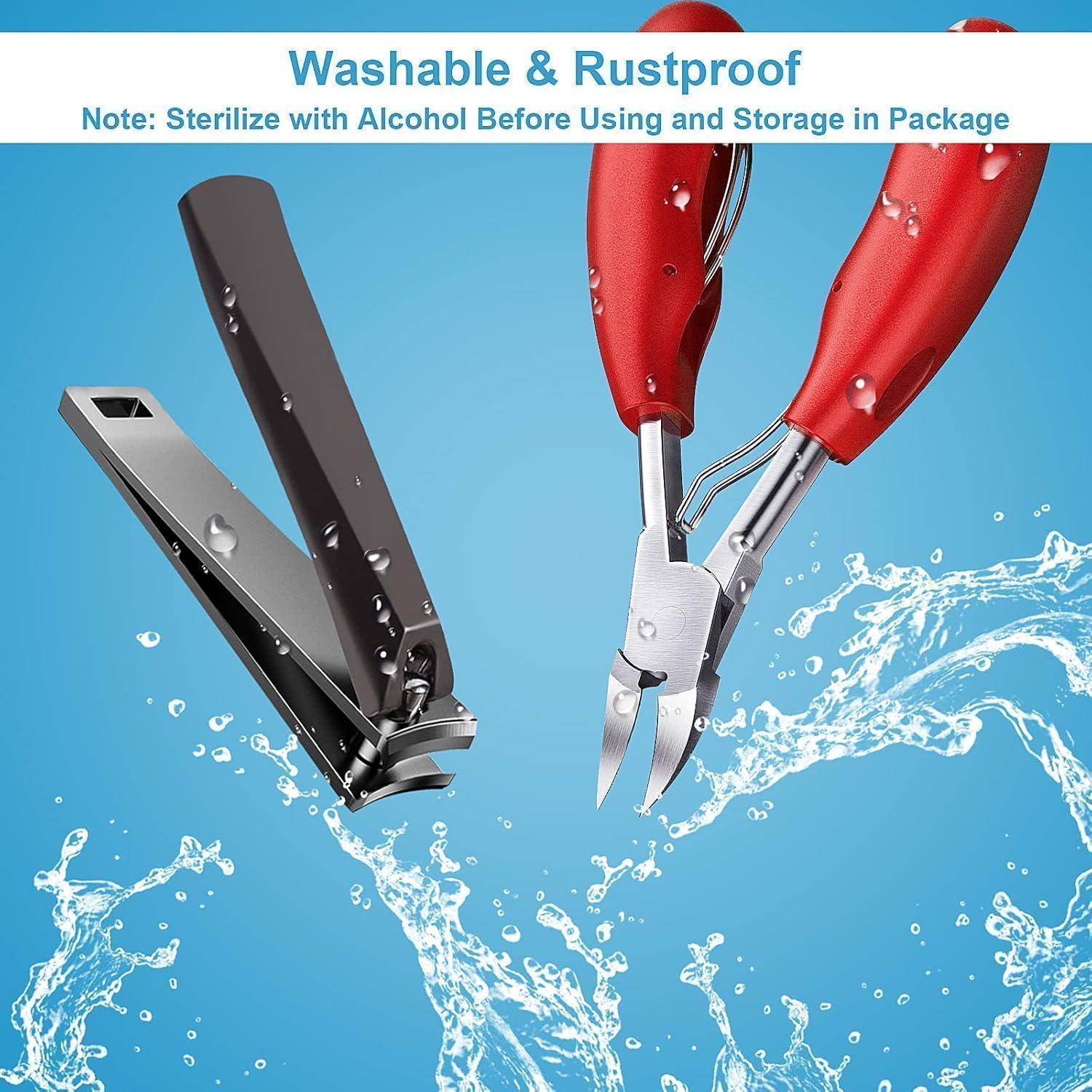 Nagelschneider und Knipser mit roten Griffen auf einem blauen Wasserspritzhintergrund. Text lautet: „Waschbar & rostfrei, mit Alkohol sterilisierbar