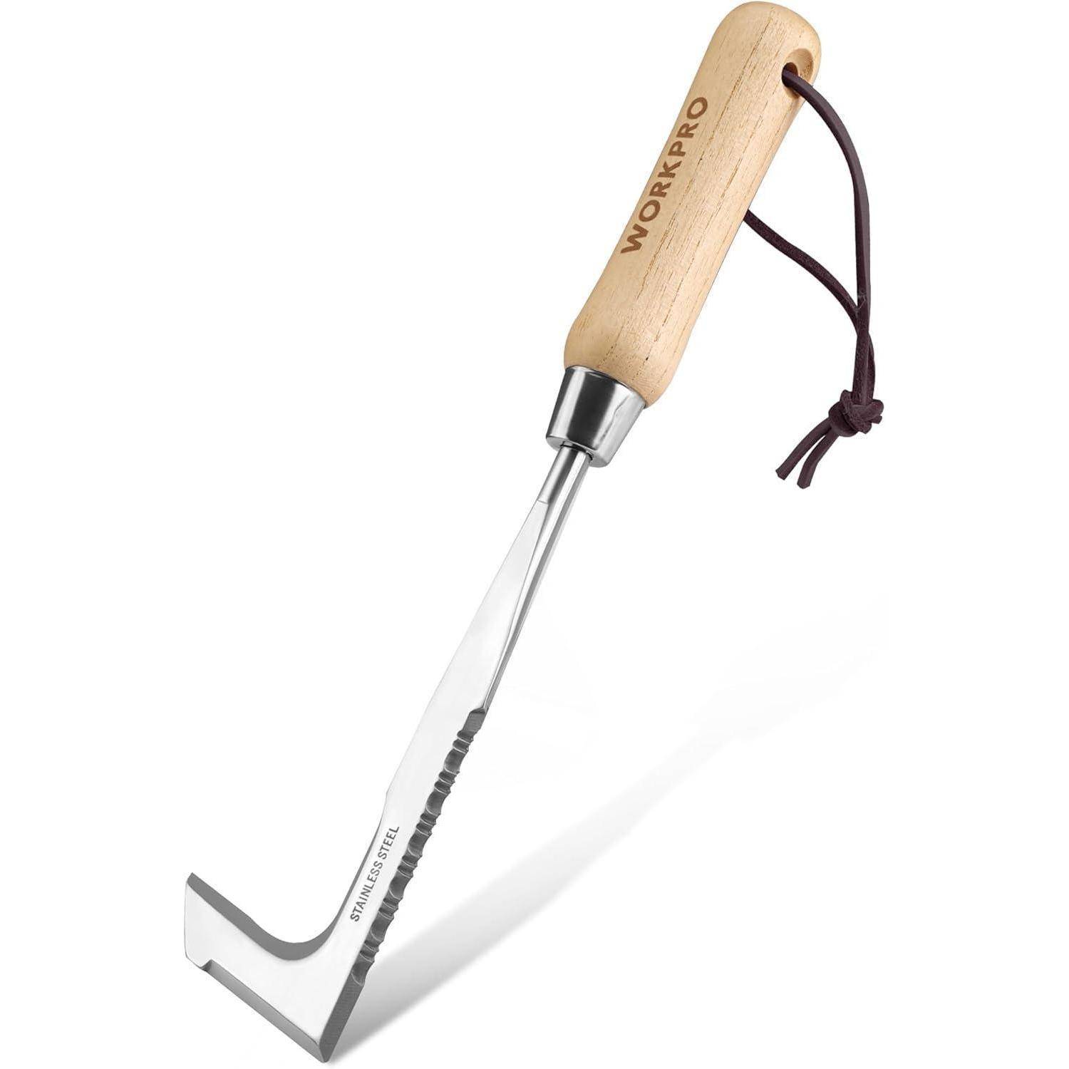 Ein Unkrautstecher aus Edelstahl mit gezackter Klinge und Holzgriff, beschriftet mit 'WORKPRO'.