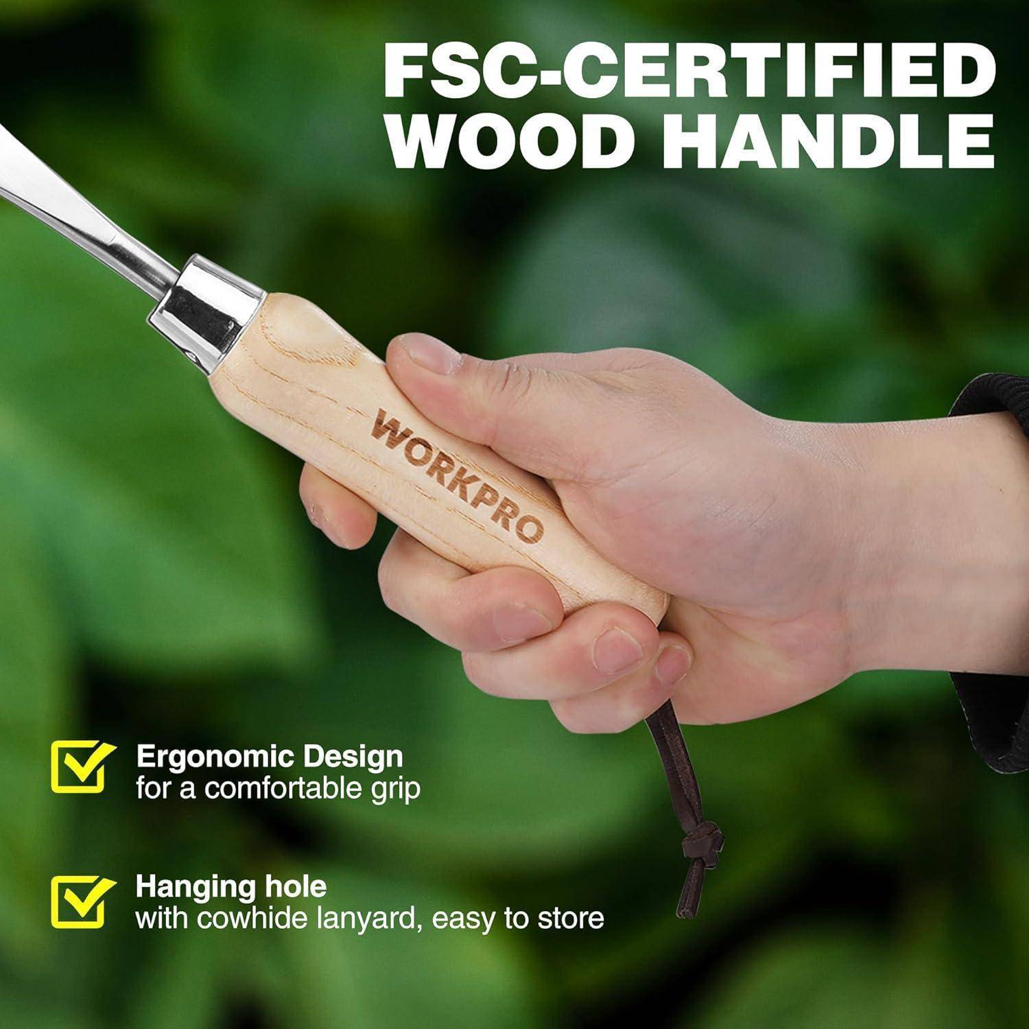 Hand, die ein Gartengerät mit einem Griff aus FSC-zertifiziertem Holz hält. Merkmale umfassen ein ergonomisches Design und ein Aufhängeloch mit Trageband.