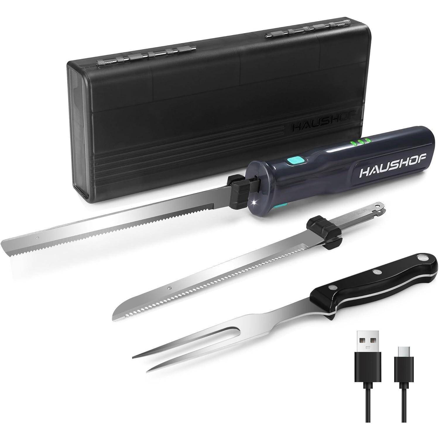 Elektrisches Schnitzmesser-Set mit zwei gezackten Klingen, einer Tranchiergabel, einem USB-Ladekabel und einem schwarzen Aufbewahrungskoffer.