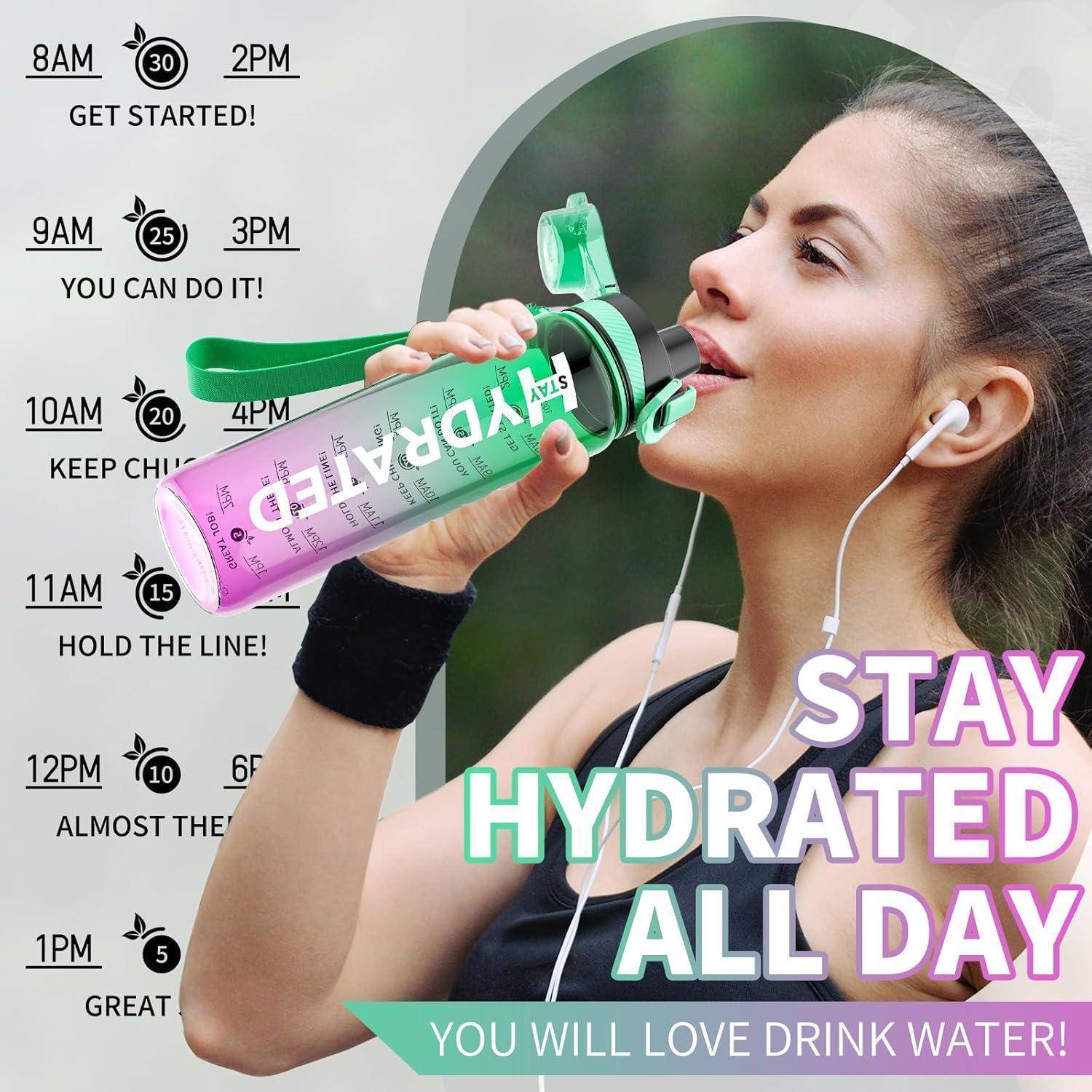 Frau mit Kopfhörern trinkt aus einer Shaker-Flasche, auf der 