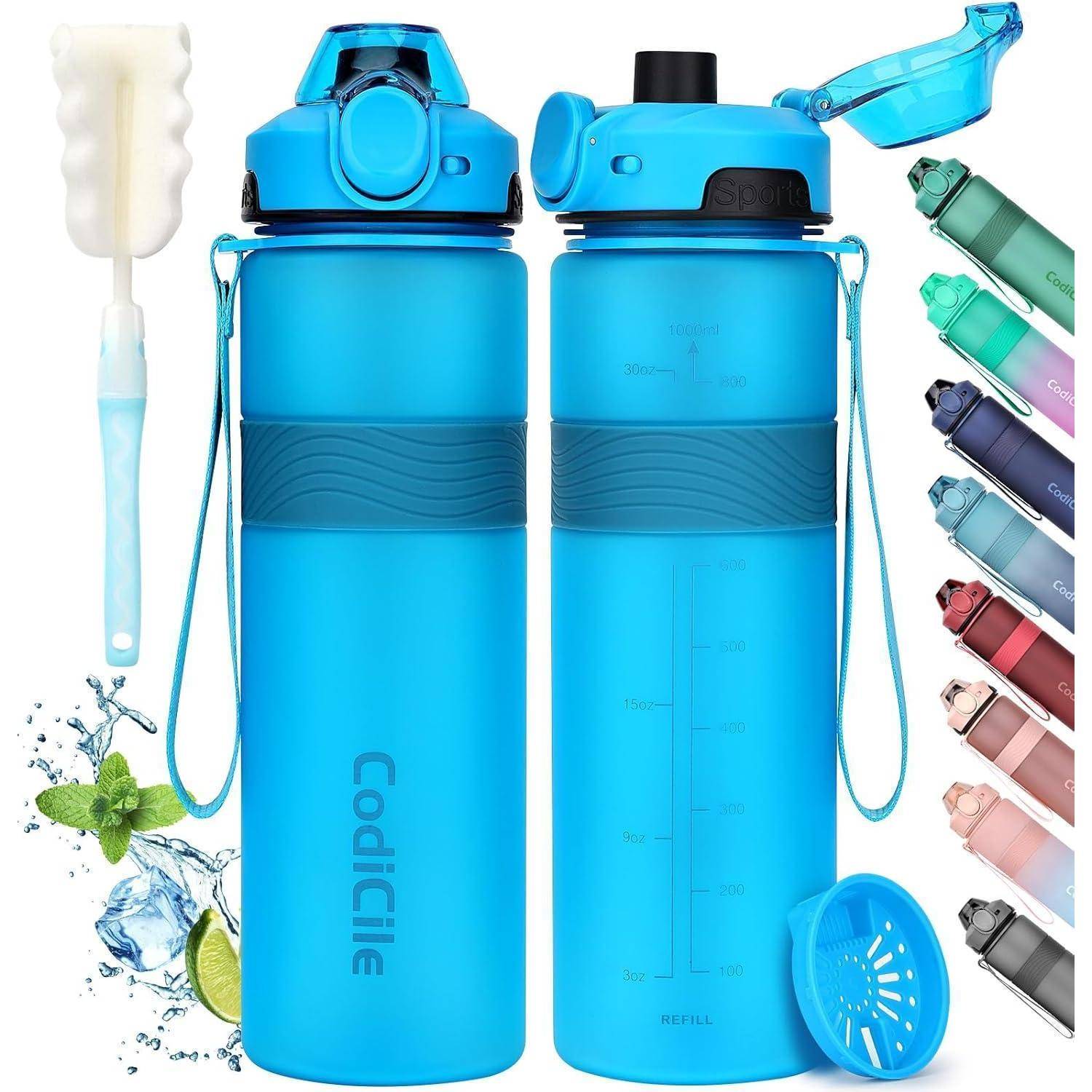 Blaue Wasserflasche mit Deckel, Tragegurt, Strohhalm und Reinigungsbürste; Unzen und Milliliter markiert. Verschiedene Farben auf der Seite dargestellt.