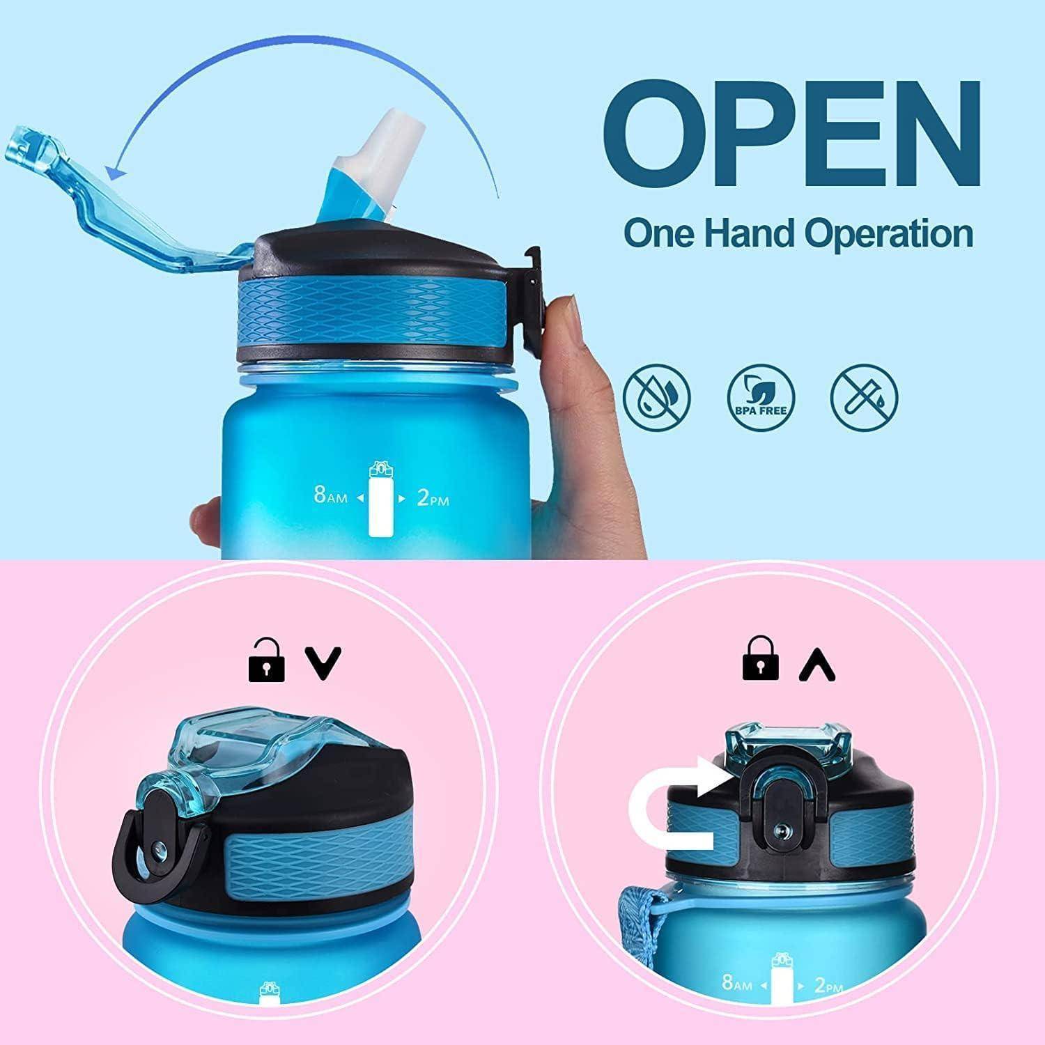 Blaue Wasserflasche mit Strohdeckel, die mit einer Hand geöffnet wird. Symbole zeigen ‚BPA-frei'. Anweisungen demonstrieren den Öffnungsmechanismus.