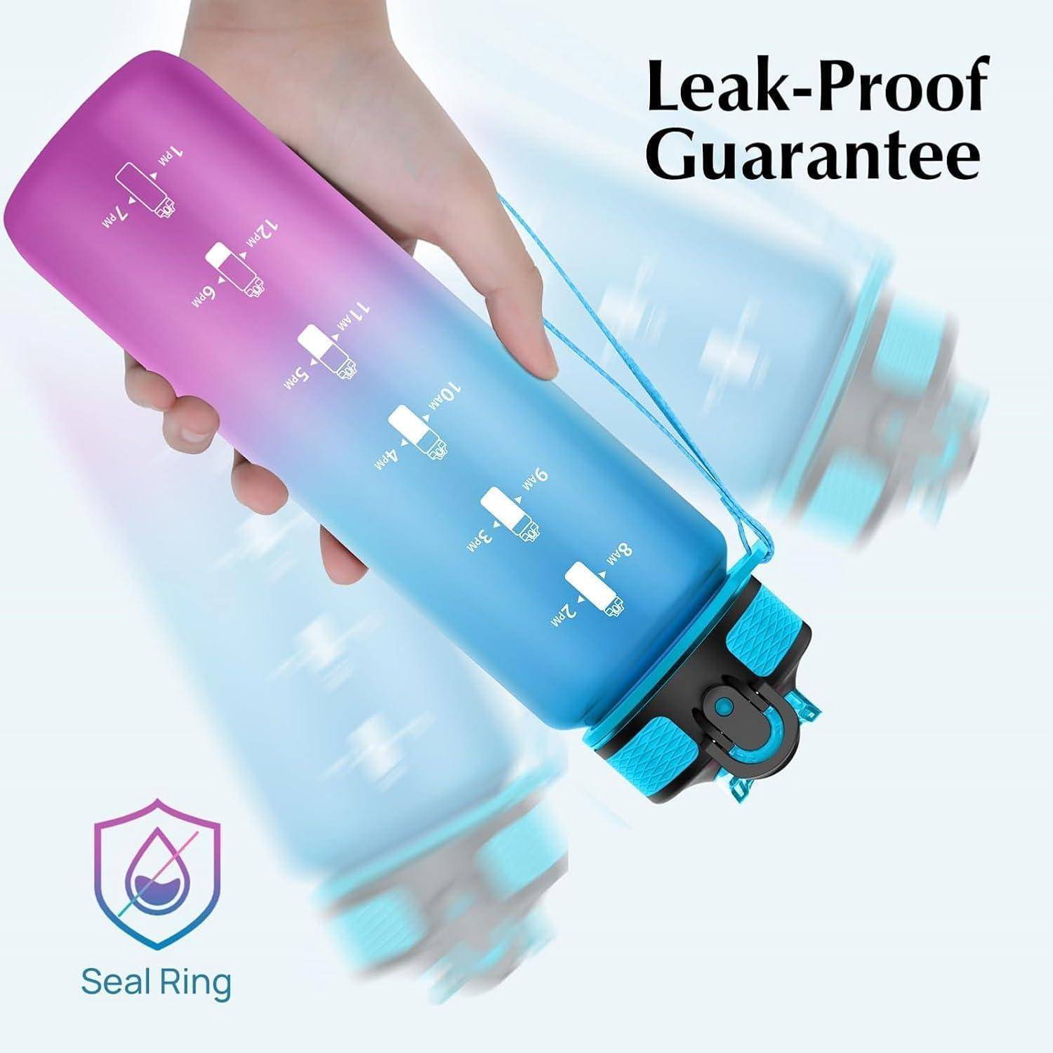 Eine Hand hält eine Wasserflasche mit pink-blauem Farbverlauf, die mit Zeitmarkierungen beschriftet ist. Text lautet: „Auslaufsichere Garantie