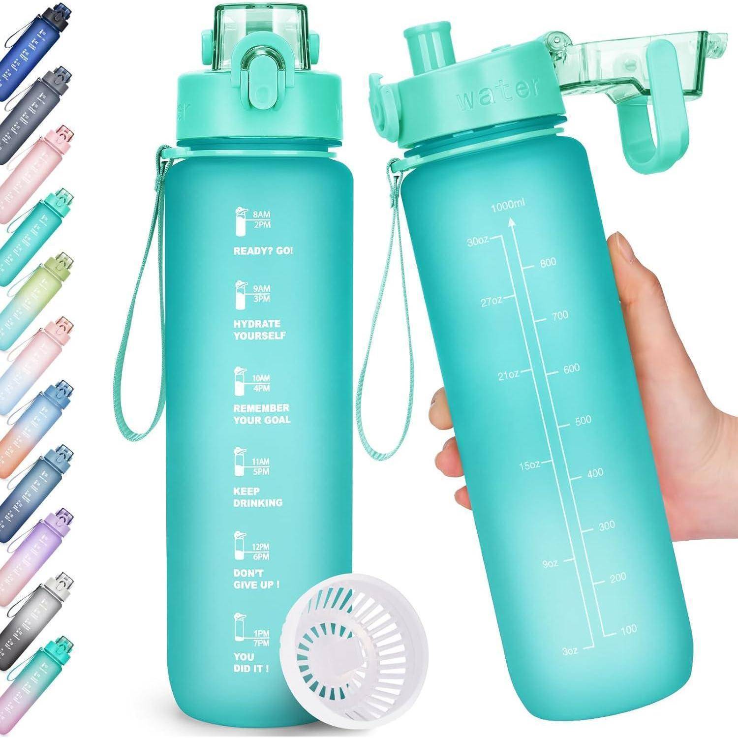 Eine türkisfarbene Wasserflasche mit zeitlich markierten Hydrationzielen: '8 Uhr Bereit, los! 10 Uhr Hydratisiere dich 13 Uhr Erinnere dich an dein Ziel 15 Uhr Trinke weiter 17 Uhr Gib nicht auf 20 Uhr Du hast es geschafft!' Eine Hand hält die Flasche.