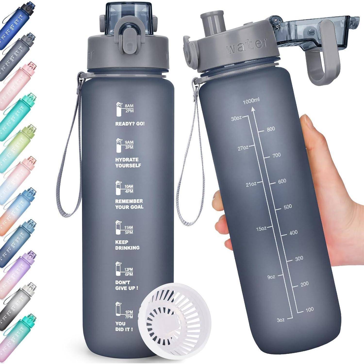 Graue Wasserflasche mit Zeitmarkierungen und motivierenden Phrasen. Seitlicher Klappdeckel, herausnehmbarer Sieb und Handgriff an der Flasche.