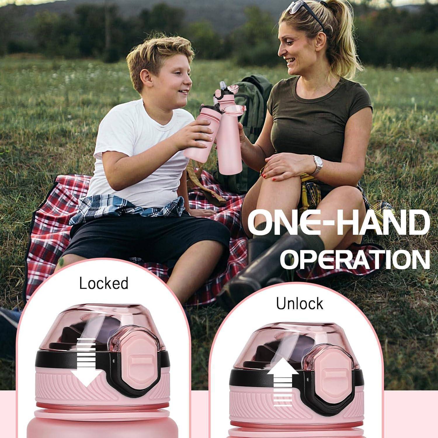 Eine lächelnde Frau und ein Junge sitzen auf einer Decke im Freien und halten eine pinke Flasche. Detailaufnahmen zeigen die Verschluss- und Entriegelungsfunktionen der Flasche. Text lautet: 