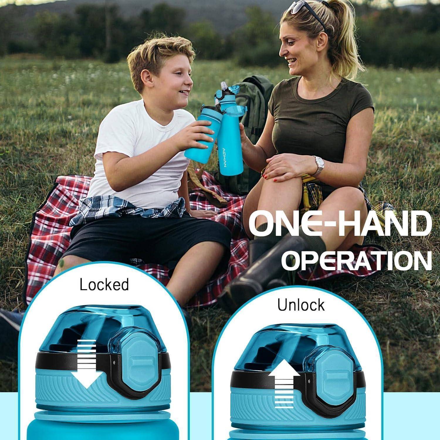 Ein Junge und eine Frau lächeln bei einem Picknick und halten eine blaue Flasche mit dem Text ‚EINHAND-BEDIENUNG'. Die Einblendung zeigt die Verriegelungs- und Entriegelungsaktion der Flasche.