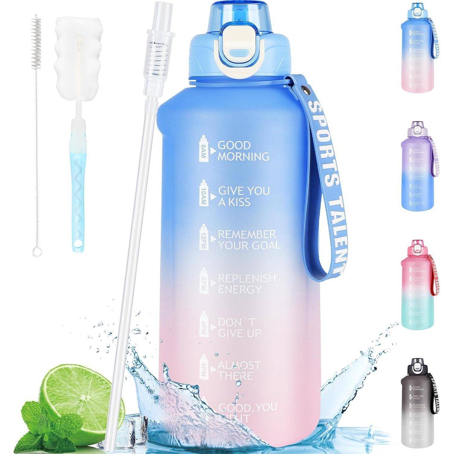 Eine große Gradient-Wasserflasche mit motivierenden Zeitmarkierungen und einem Sporttalent-Riemen, präsentiert neben Reinigungswerkzeugen und kleineren Flaschen.