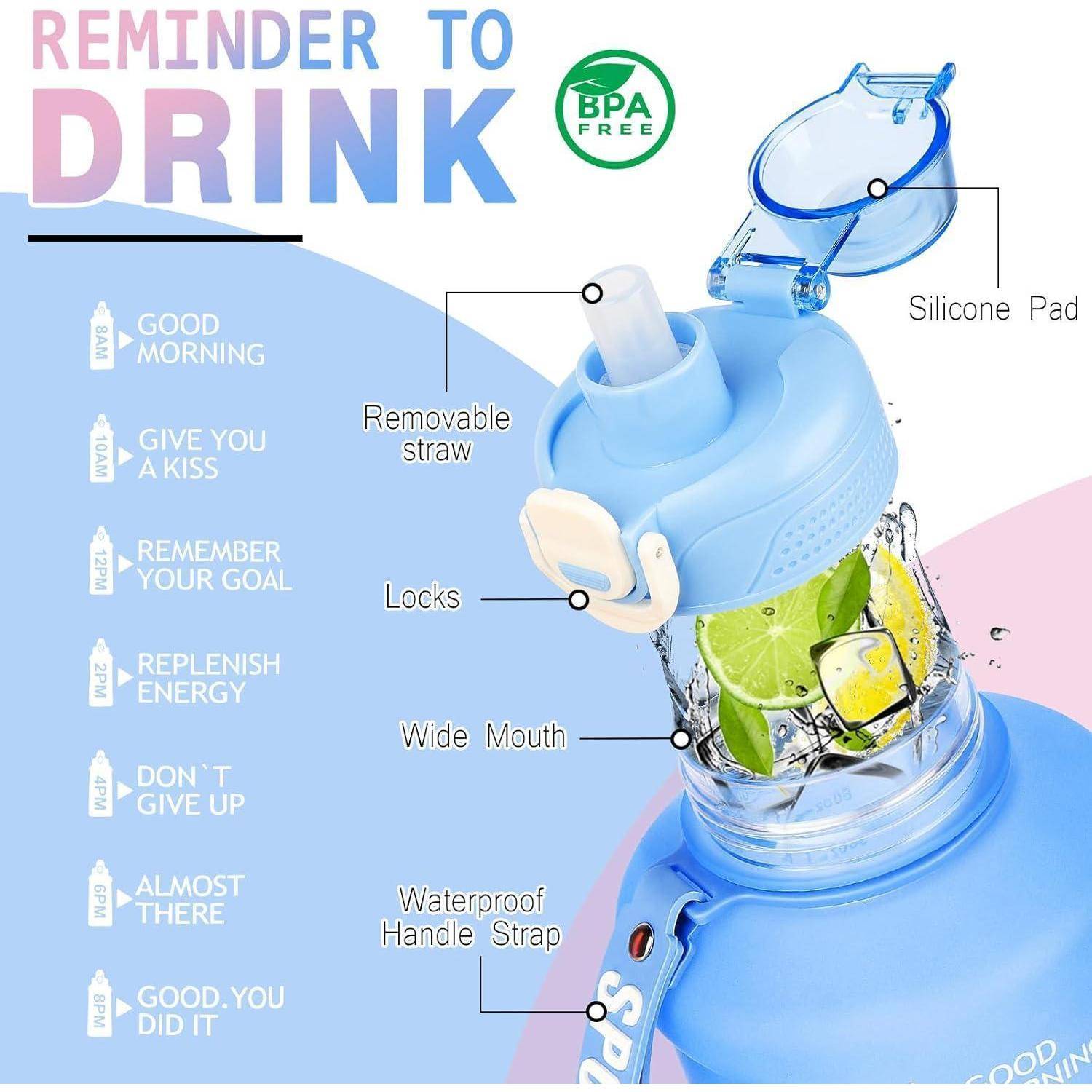 Eine blaue Wasserflasche mit herausnehmbarem Strohhalm, Silikonpad und weiter Öffnung. Enthält motivierende Phrasen wie „Guten Morgen