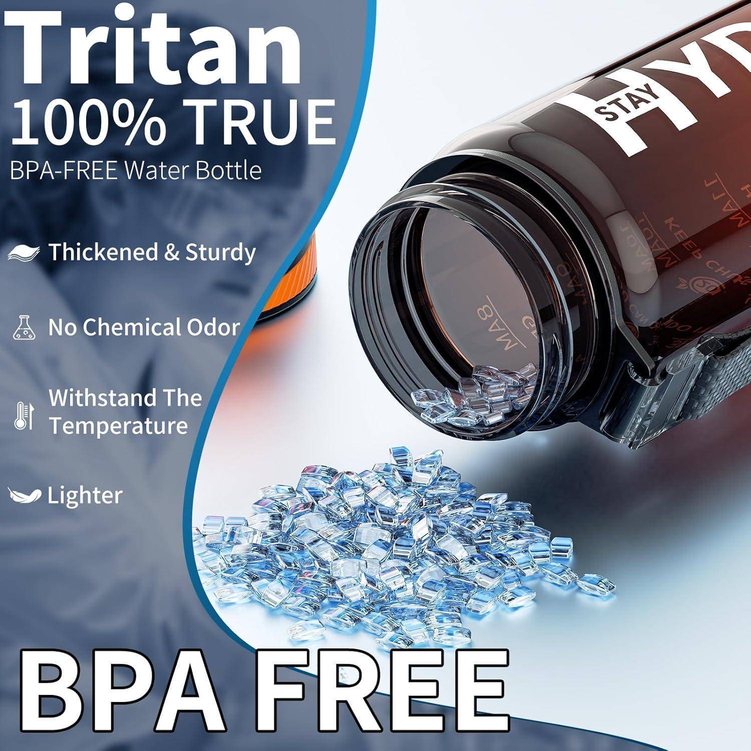 Blaue Kunststoffpellets und eine umgekippte Flasche veranschaulichen 