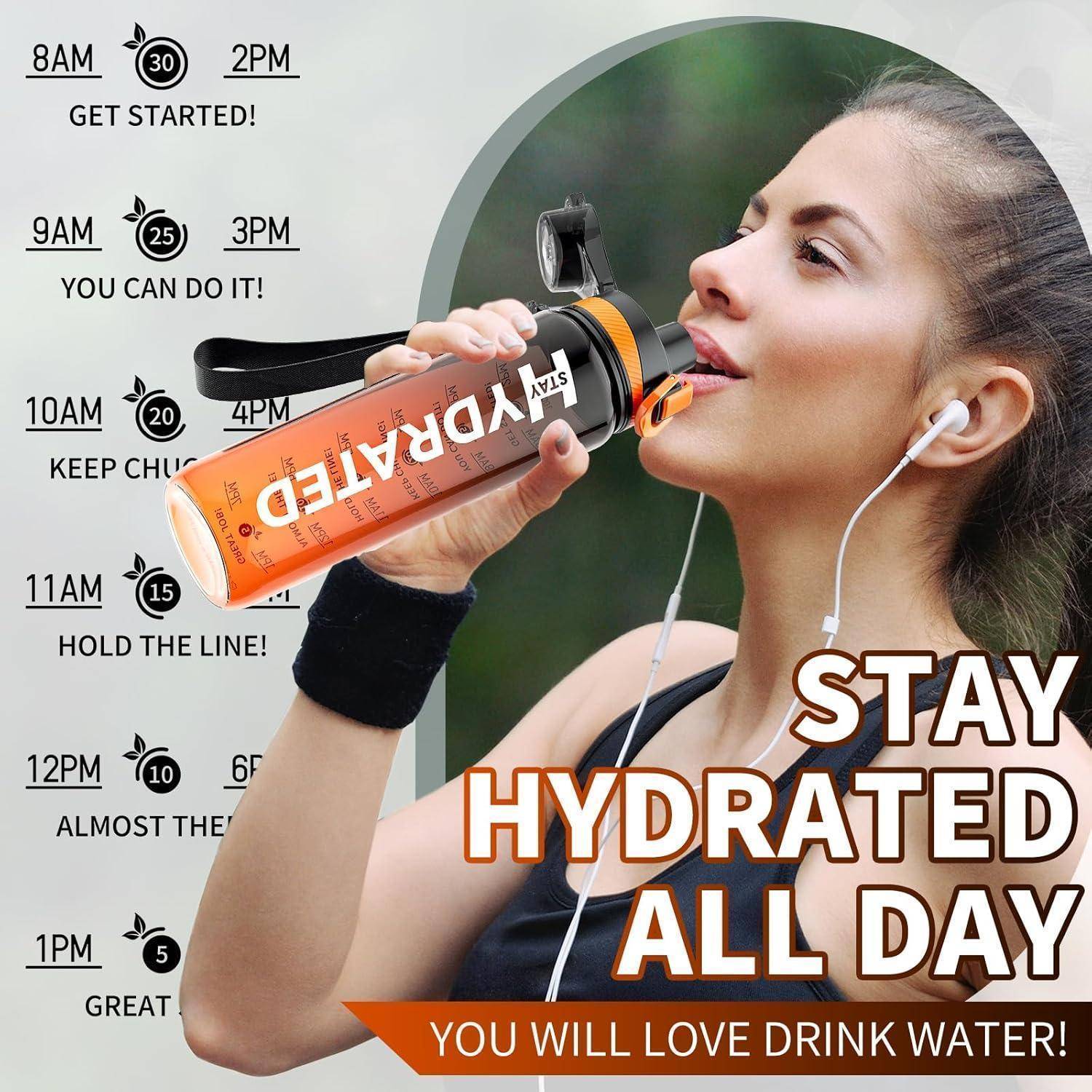 Eine Frau mit Kopfhörern trinkt aus einer Wasserflasche mit der Aufschrift 