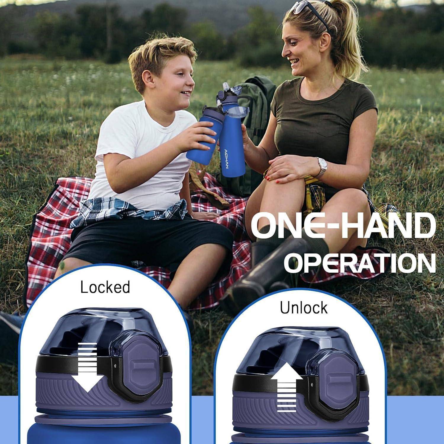 Ein Junge und eine Frau sitzen auf einer Picknickdecke im Freien und halten Wasserflaschen. Der Text zeigt 