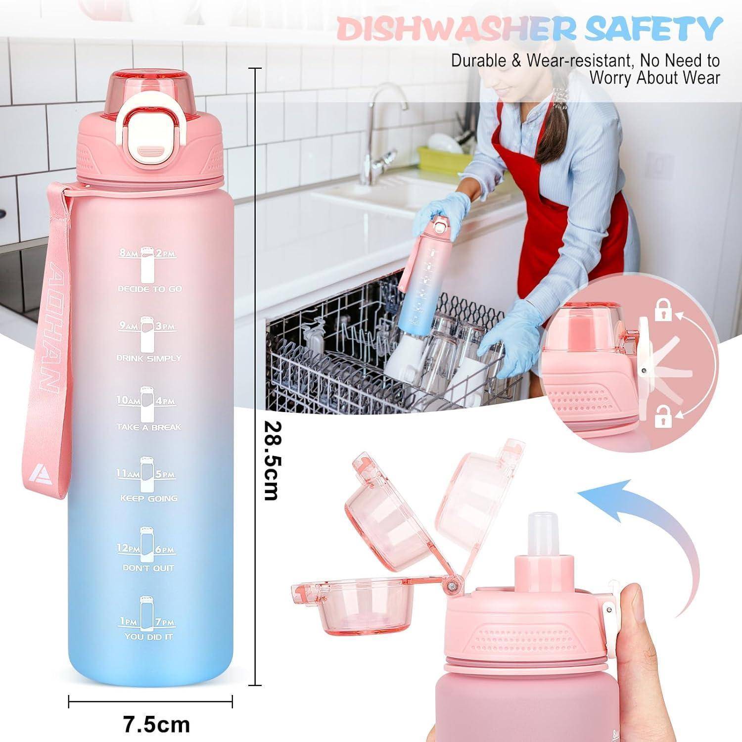 Eine Person legt eine pink-blaue Wasserflasche in eine Spülmaschine. Die Flasche ist mit der Aufschrift 