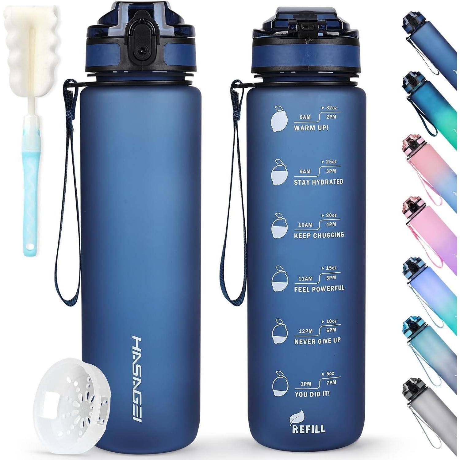 Blaue Wasserflasche mit Zeitmarkierungen, die Hydrationsziele von 8 Uhr morgens bis 19 Uhr zeigen. Enthält eine Reinigungsbürste und alternative Farboptionen auf der rechten Seite.