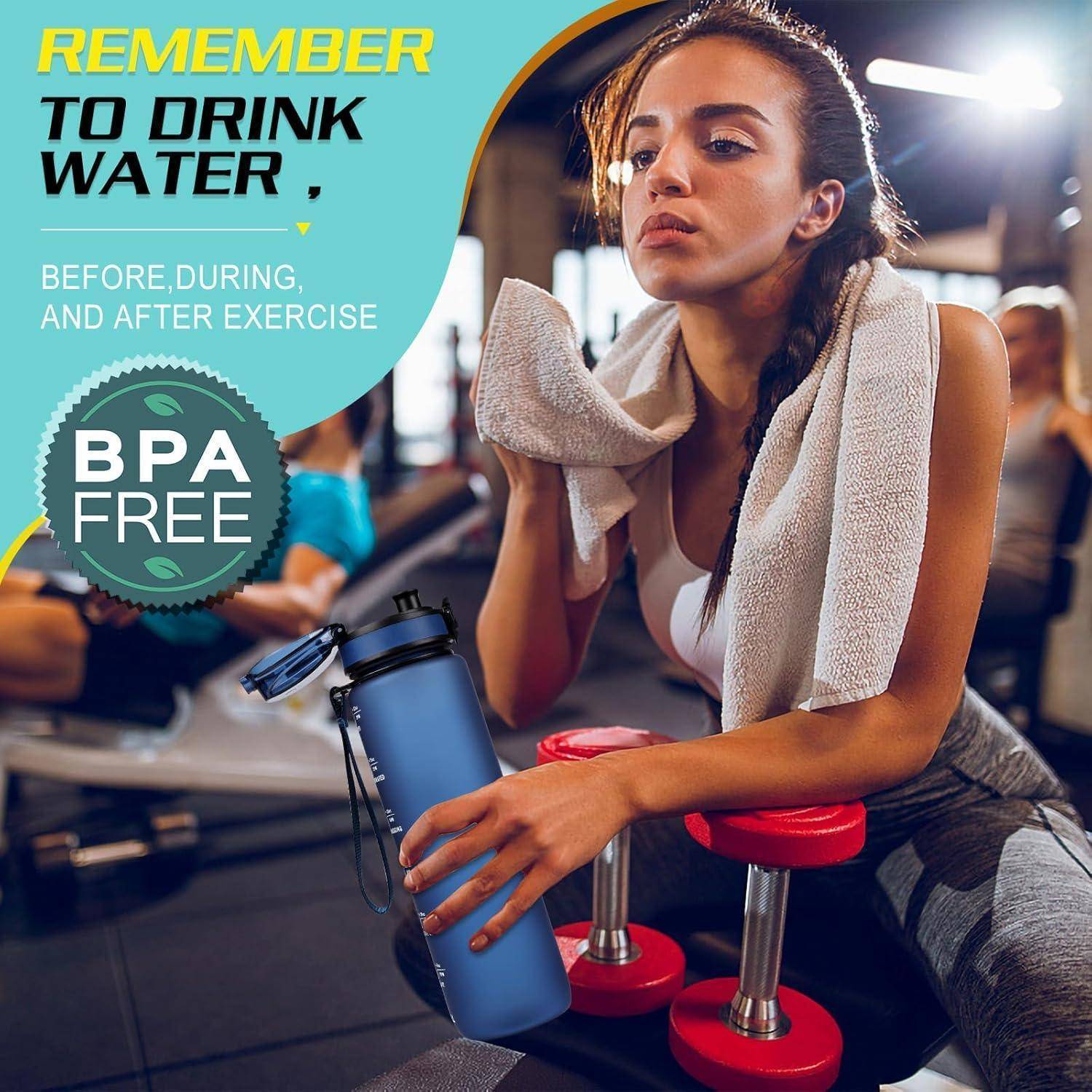 Frau ruht auf einer Bank im Fitnessstudio, hält eine blaue Wasserflasche mit einem Handtuch um den Nacken. Text lautet: Denk daran, vor, während und nach dem Training Wasser zu trinken. Ohne BPA.