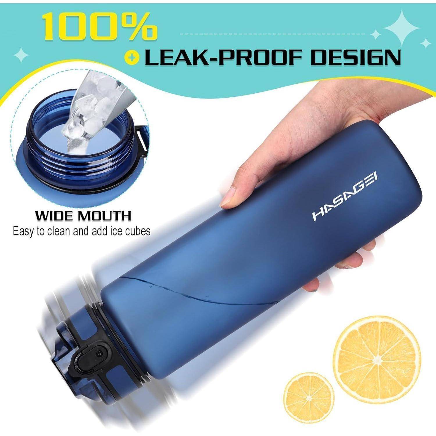 Blaue Wasserflasche mit der Aufschrift 'HASAGEI', in einer Hand gehalten, während Eis hinzugefügt wird. Text hebt die '100% auslaufsichere Konstruktion' und die 'weite Öffnung' hervor. Zitronen im Bild.